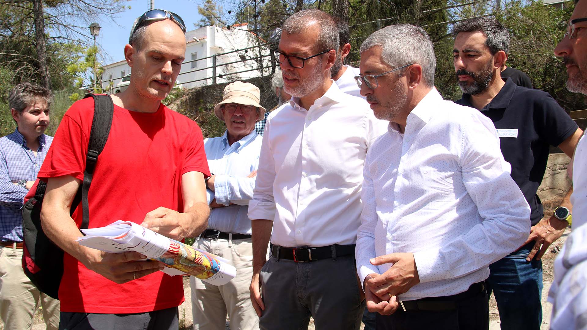 El secretari d'Estat del Ministeri, Hugo Morán, acompanyat del Diputat de Junts, Josep Maria Cruset, en la visita feta a l'embassament.
