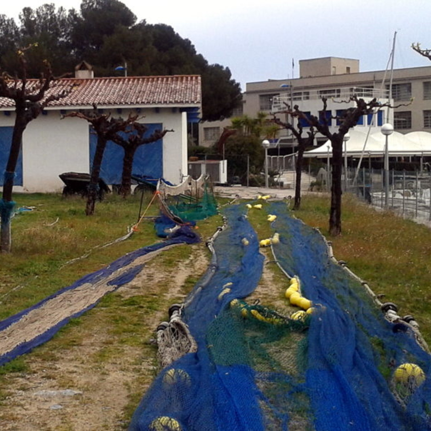 Antigament se tenyien les xarxes de pesca per protegir-les de la sal marina i el mar