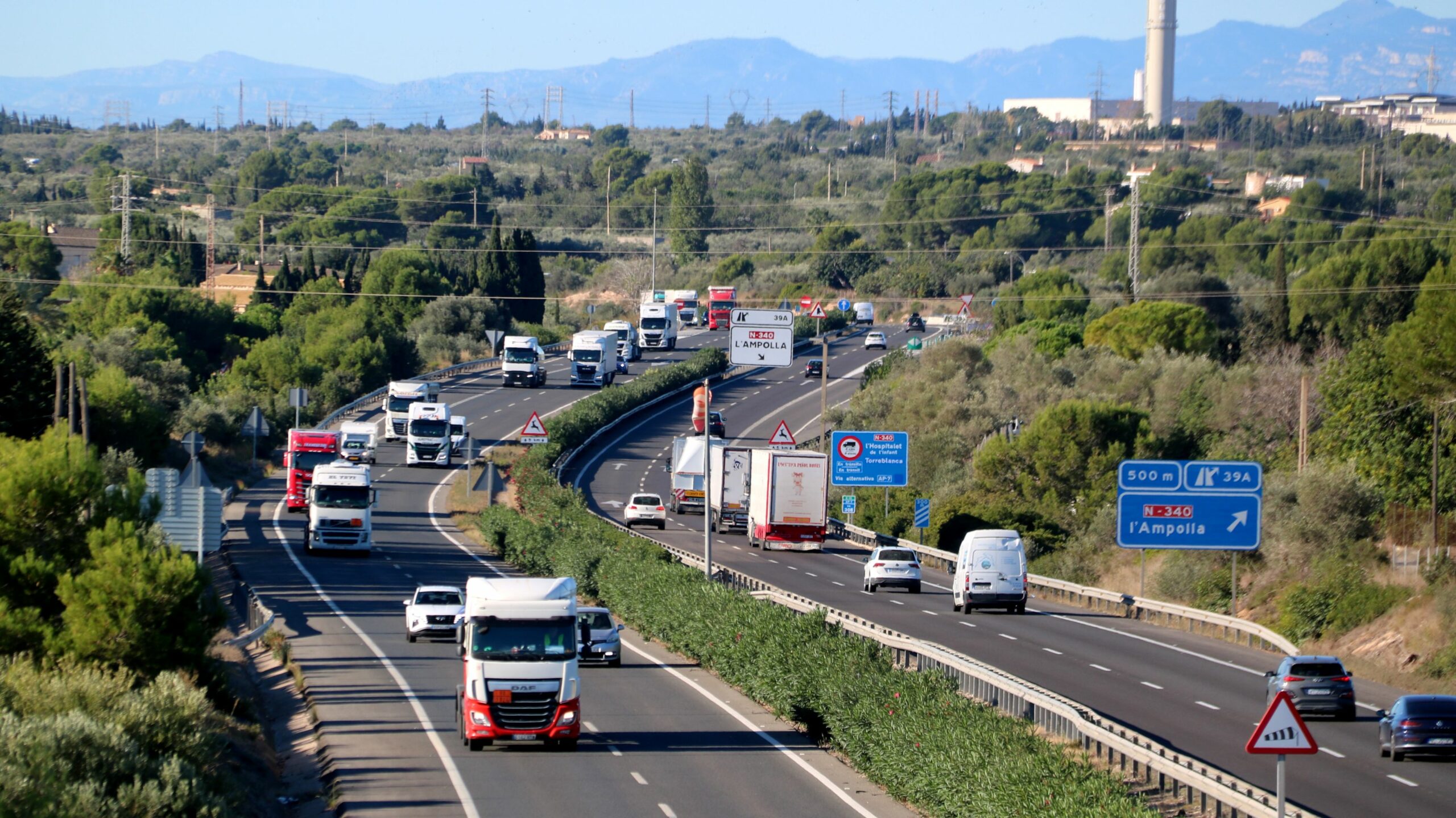 Alcaldes i entitats lamenten que la reducció de velocitat a l’AP-7, entre l’Ampolla i l’Ametlla, deixa l’Ebre sense via ràpida