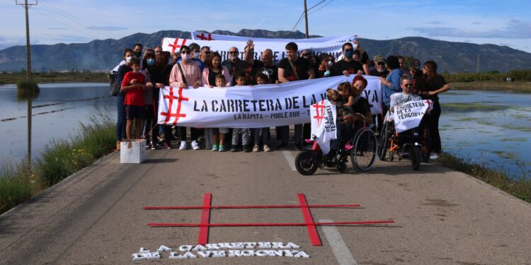 Pla general dels manifestants que han participant en la marxa lenta per denunciar el mal estat de la carretera que va de La Ràpita i Poble Nou del Delta al Trabucador. Imatge del 31 d’octubre del 2021 (Horitzontal).