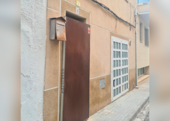 L’immoble ocupat aquest estiu al barri del Conill de l’Ampolla ja es troba buit i amb mesures de seguretat antiocupació instal·lades