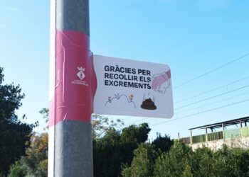 Camarles recorda amb adhesius les normes bàsiques de civisme