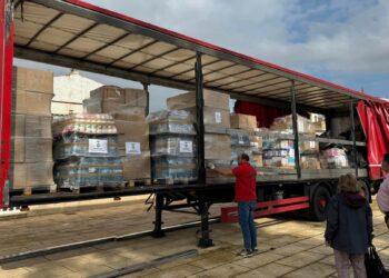 Sant Jaume d’Enveja envia un tràiler amb material a Almussafes