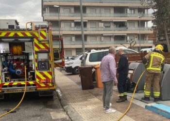 Els bombers sufoquen un incendi a un contenidor de l’Ampolla