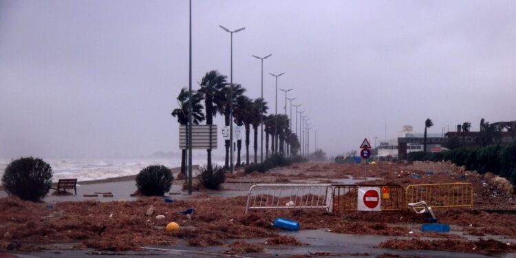 Pla general dels efectes que ha tingut el temporal Gloria a la vora del mar a l'Ampolla. Foto del 21 de gener del 2020 (Horitzontal).