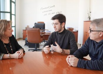 Miquel Rullo i Sergi Piñol, rebuts a l’Ajuntament de Sant Jaume d’Enveja per l’èxit de ‘Fills del fang’