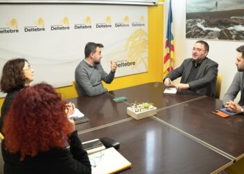 El nou director territorial de Cultura, Manel Zaera, s’interessa per les propostes de Deltebre