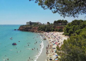 Anunci per part del Govern de pactar amb els Comuns per a doblar la taxa turística