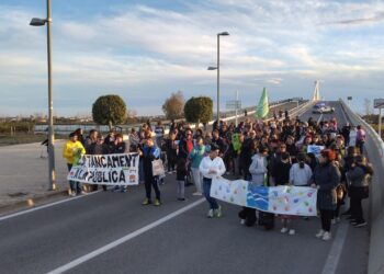 Un centenar de persones es concentren al Pont Lo Passador reclamant “Els centres del Delta no es toquen”