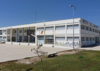 Concentració per demanar que es mantinguin totes les línies públiques del municipi de Deltebre