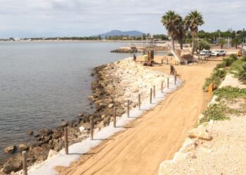 L’Ampolla adequa el passeig de l’Arenal de cara la nova temporada turística