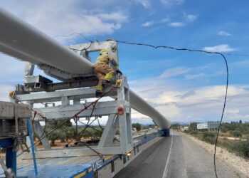 Reoberta l’N-340 entre l’Ampolla i Camarles després que un camió es quedés enganxat amb el cablejat