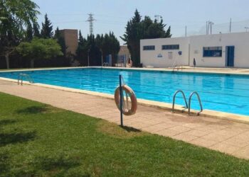 Camarles obre les inscripcions per als cursos de natació de la piscina municipal