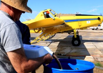 El COPATE fa el primer de quatre tractaments contra el mosquit als arrossars pròxims als pobles del Delta