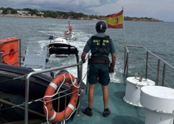 La Guàrdia Civil auxilia una embarcació a la deriva a la zona de Cap Roig a l’Ampolla