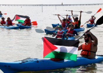 Una ‘flotilla’ de caiacs navega aquest diumenge per la badia dels Alfacs exigint la fi del genocidi de Gaza