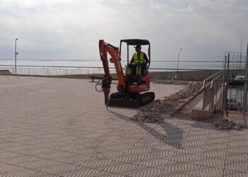 L’Ampolla renova la plaça-mirador del port amb una pèrgola solar i millores d’accessibilitat