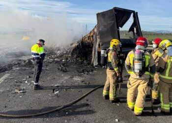 Un mort i un ferit greu en un xoc entre tres camions a l’AP-7 a l’Aldea