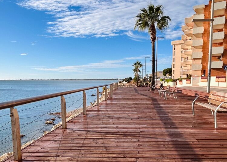 L’Ajuntament de l’Ampolla renova el paviment de fusta del passeig marítim amb materials més sostenibles