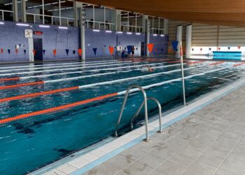 Deltebre reactiva AquaEscola, amb sessions setmanals de natació al Centre Esportiu del Delta
