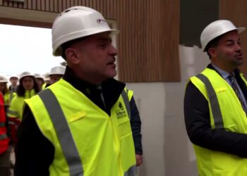 Carlos Prieto, delegat del Govern a Catalunya, visita les obres del futur Teatre Rialto de Deltebre