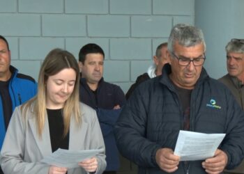 Els pescadors diuen prou, amarren les barques i protesten contra la burocràcia i normativa europea
