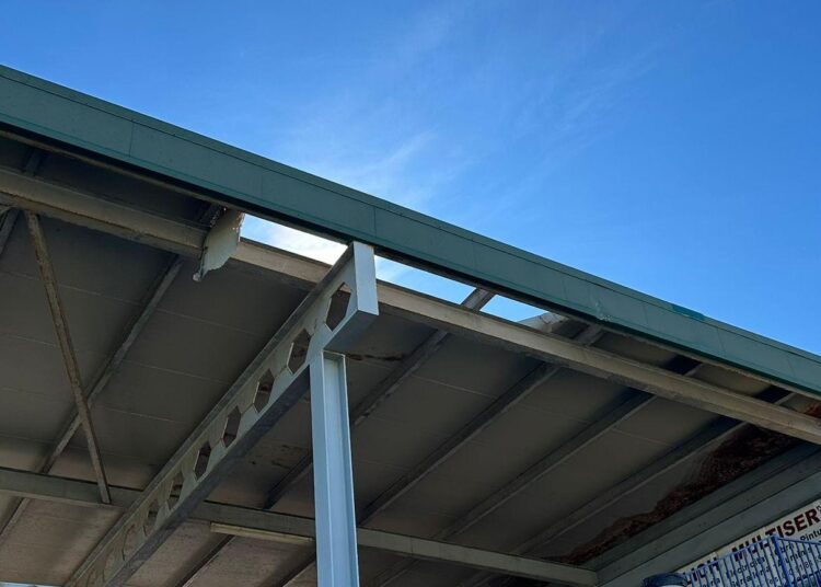 Camarles tanca el camp de futbol Pla de Barra per danys a la grada causats pel fort vent de dissabte