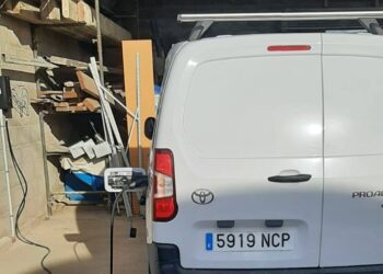 L’Ampolla instal·la un nou punt de càrrega per a vehicles elèctrics municipals