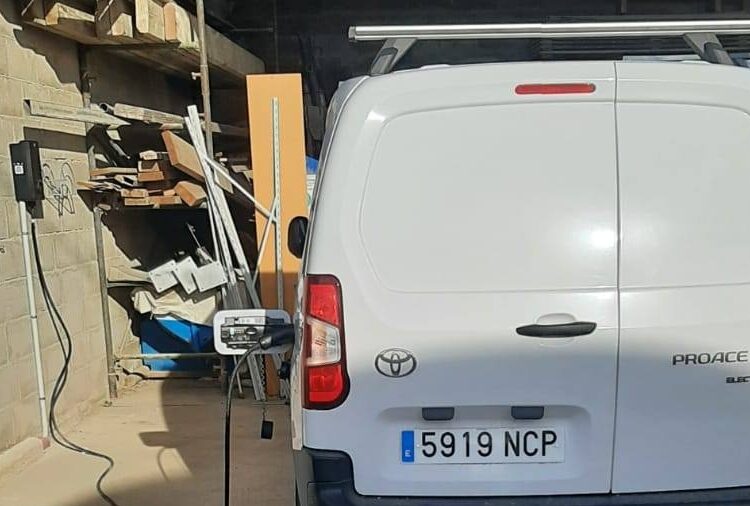 L’Ampolla instal·la un nou punt de càrrega per a vehicles elèctrics municipals