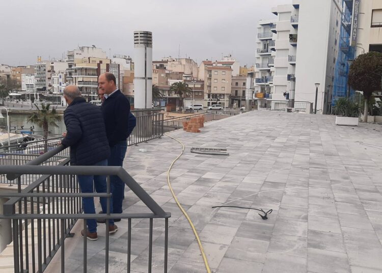 L’Ampolla supervisa les obres de la nova terrassa-mirador de la Confraria, prevista per Setmana Santa