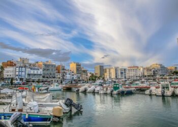 Els pescadors ebrencs amarren la flota als ports per evitar el vent de mestral i guardar jornades de pesca