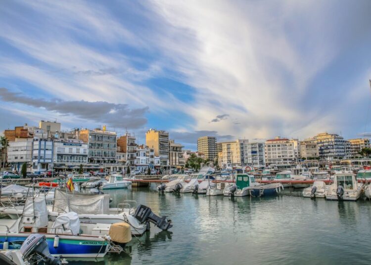 Els pescadors ebrencs amarren la flota als ports per evitar el vent de mestral i guardar jornades de pesca