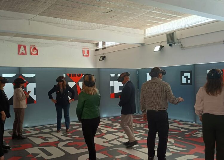 L’IES Camarles acull l’exposició immersiva “Els ulls de la història”