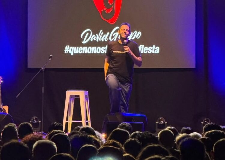 L’humorista David Guapo omple el pavelló de l’Ampolla en una tarda de rialles i cohesió veïnal