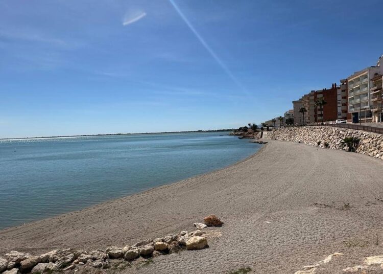 L’Ampolla posa a punt les platges de cara a Setmana Santa amb treballs d’adequació i manteniment