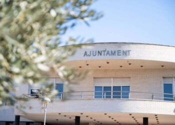 L’Ampolla tanca el 2025 amb superàvit i zero deute