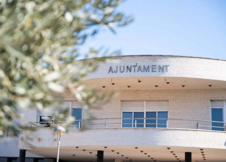 L’Ampolla tanca el 2025 amb superàvit i zero deute