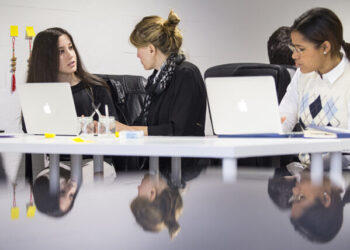 El pes de les cures i la precarietat manté la bretxa salarial i de pensions