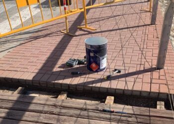 Comencen les obres de restauració del passeig de fusta de l’Ampolla