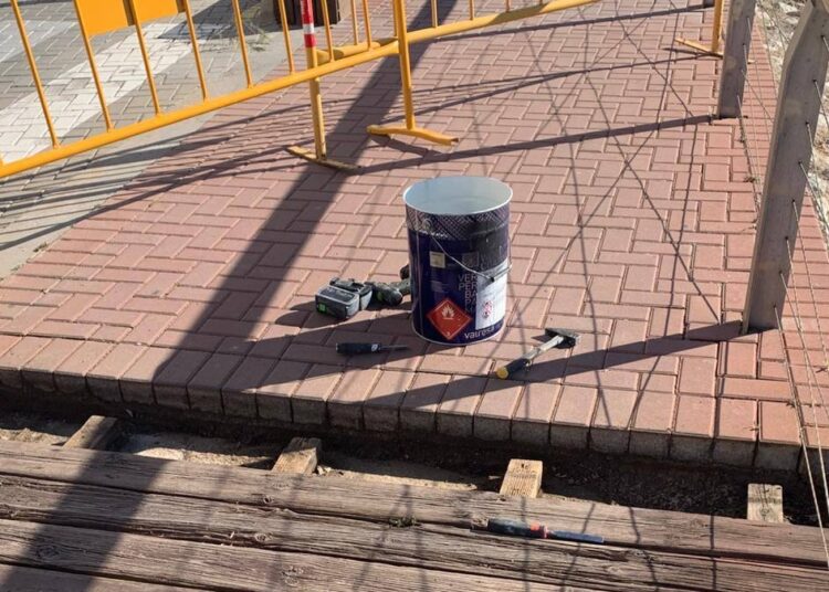 Comencen les obres de restauració del passeig de fusta de l’Ampolla