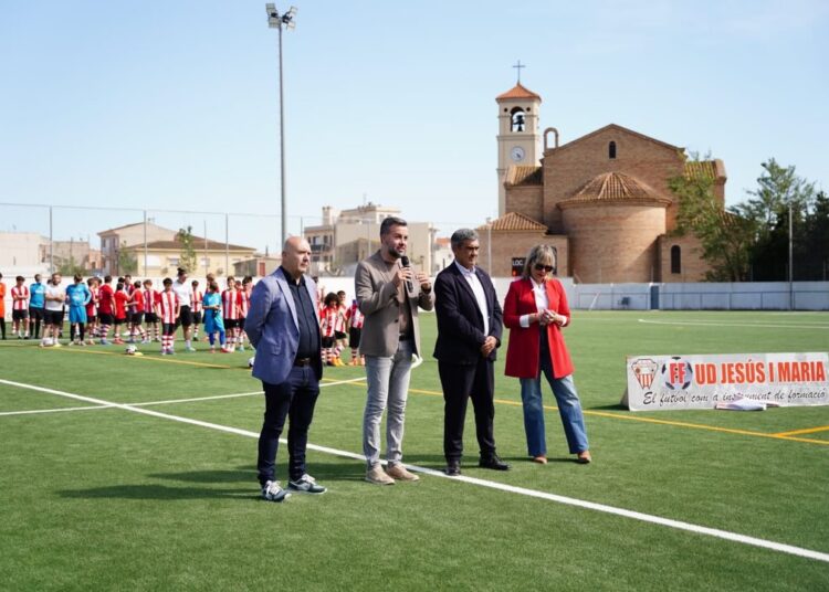 Deltebre inaugura la renovada gespa artificial del Camp de l’Aube