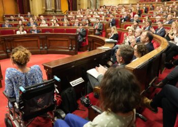 El Parlament aprova ajuts de fins a 14.788 € al mes per a malalts d’ELA amb dependència extrema