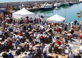 La Diada de l’Ostra omple el port pesquer de l’Ampolla amb milers de degustacions