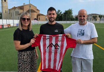 La UD Jesús i Maria presenta oficialment a Oliver Serrano com a nou entrenador