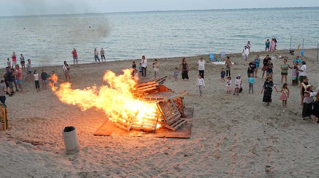 La Flama del Canigó i les fogueres protagonitzaran esta nit la revetlla de Sant Joan al delta de l’Ebre