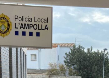Detingut un menor a l’Ampolla per una presumpta estafa bancària amb una targeta sostreta
