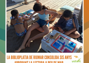 La Biblioplatja de Riumar consolida sis anys apropant la lectura a peu de mar