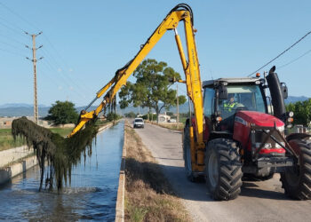 La proliferació d’algues per la calor obliga els regants de l’Esquerra a restringir el reg