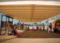 Sant Jaume d’Enveja instal·la una nova pèrgola a l’Escola Bressol Ferrer i Guàrdia per millorar el confort dels infants