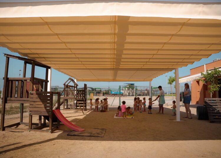 Sant Jaume d’Enveja instal·la una nova pèrgola a l’Escola Bressol Ferrer i Guàrdia per millorar el confort dels infants